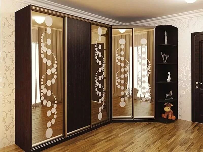 /Коричневый корпусный шкаф-купе №23 с рисунком на зеркале на заказ